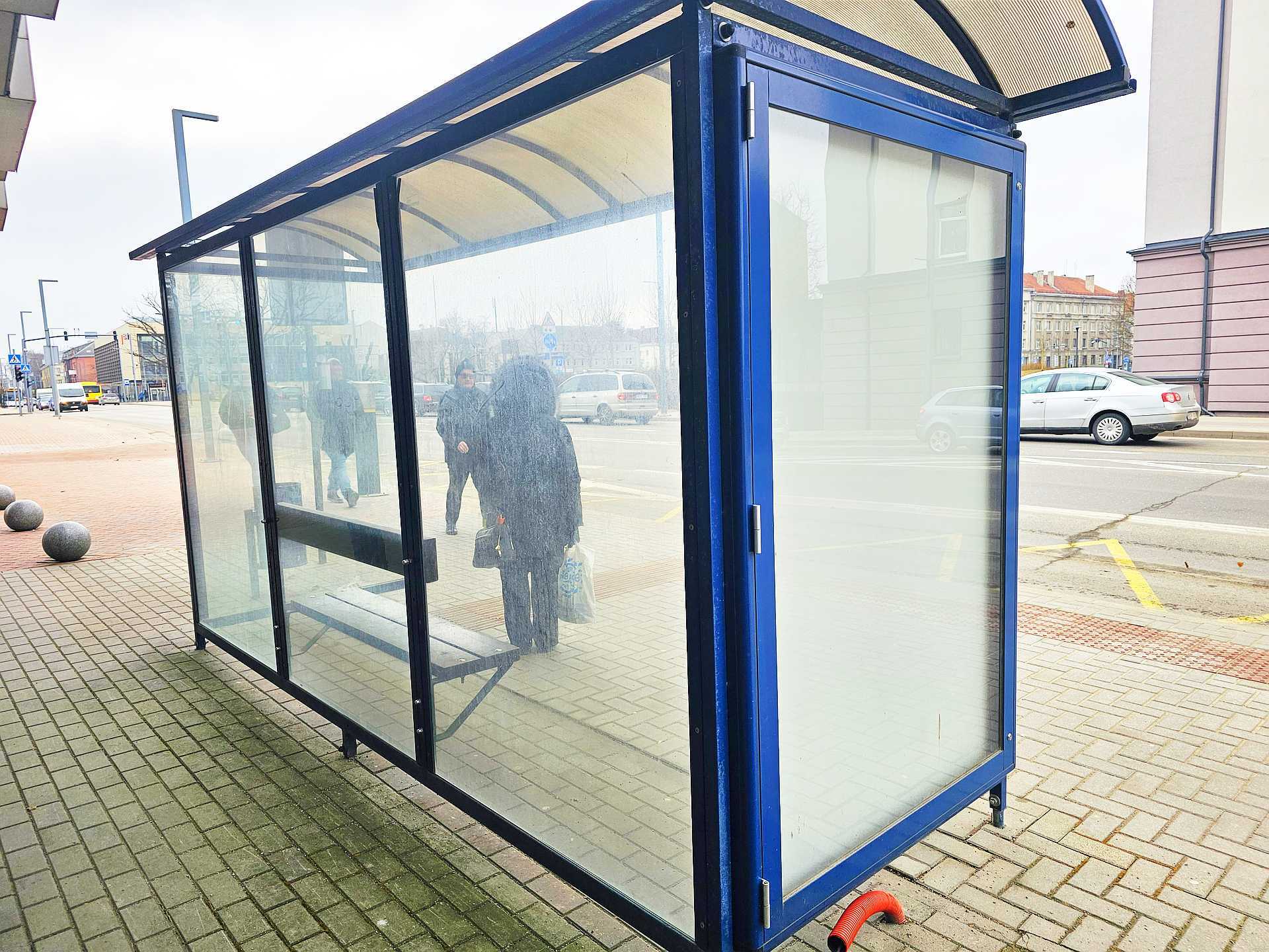 Siūloma išsinuomoti miesto autobusų stotelių paviljonus