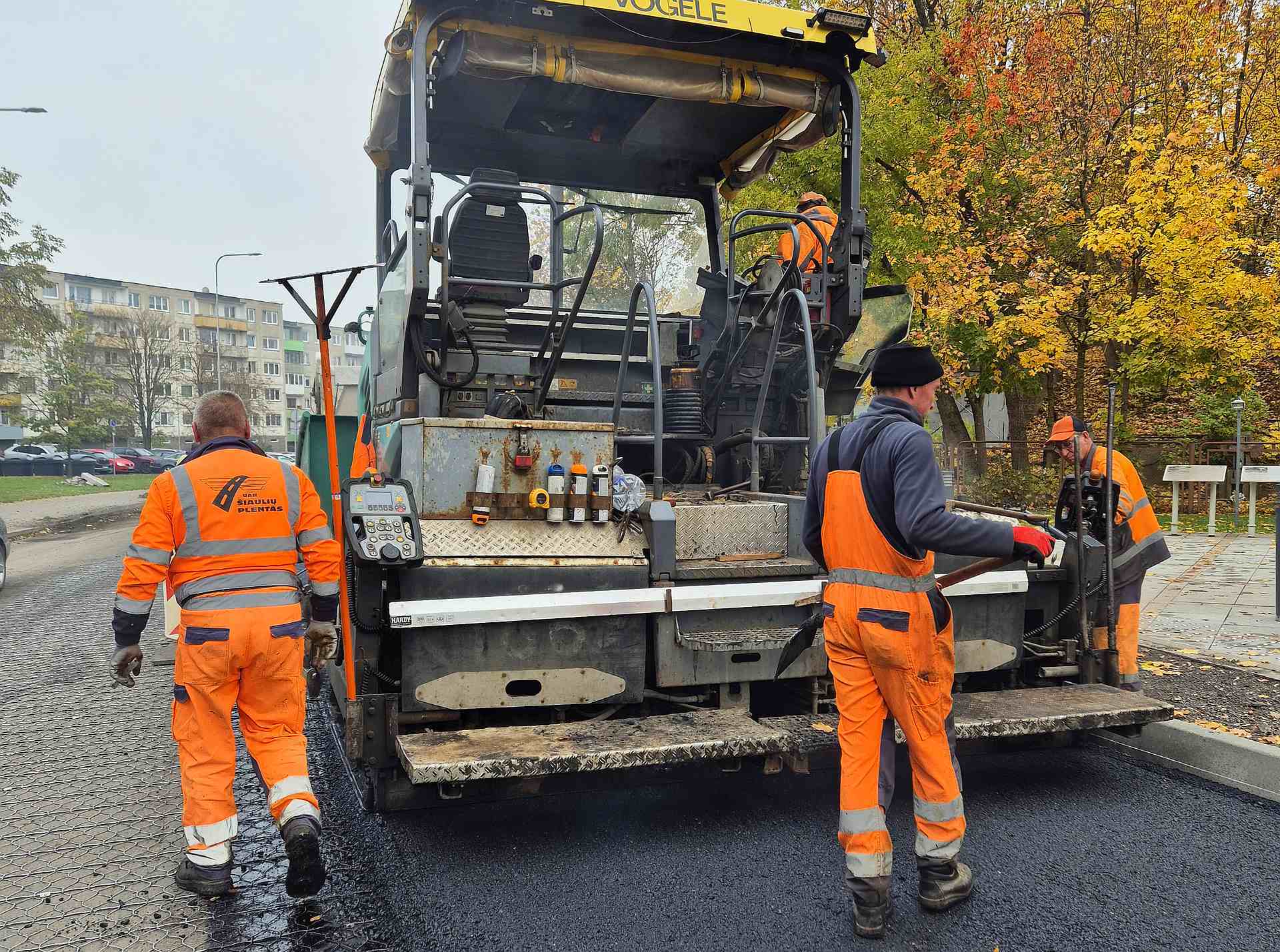 Jau vyksta atnaujinamos Ežero gatvės asfaltavimas